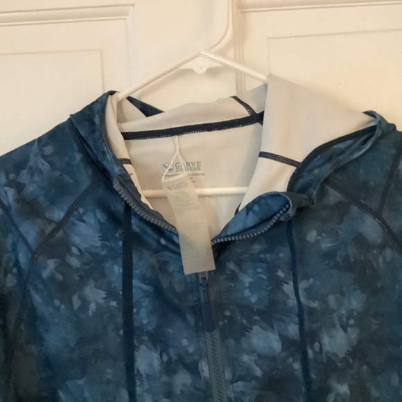 Carve Designs Athletic Zipper Long sleeve top with hood - Picture 3 of 5